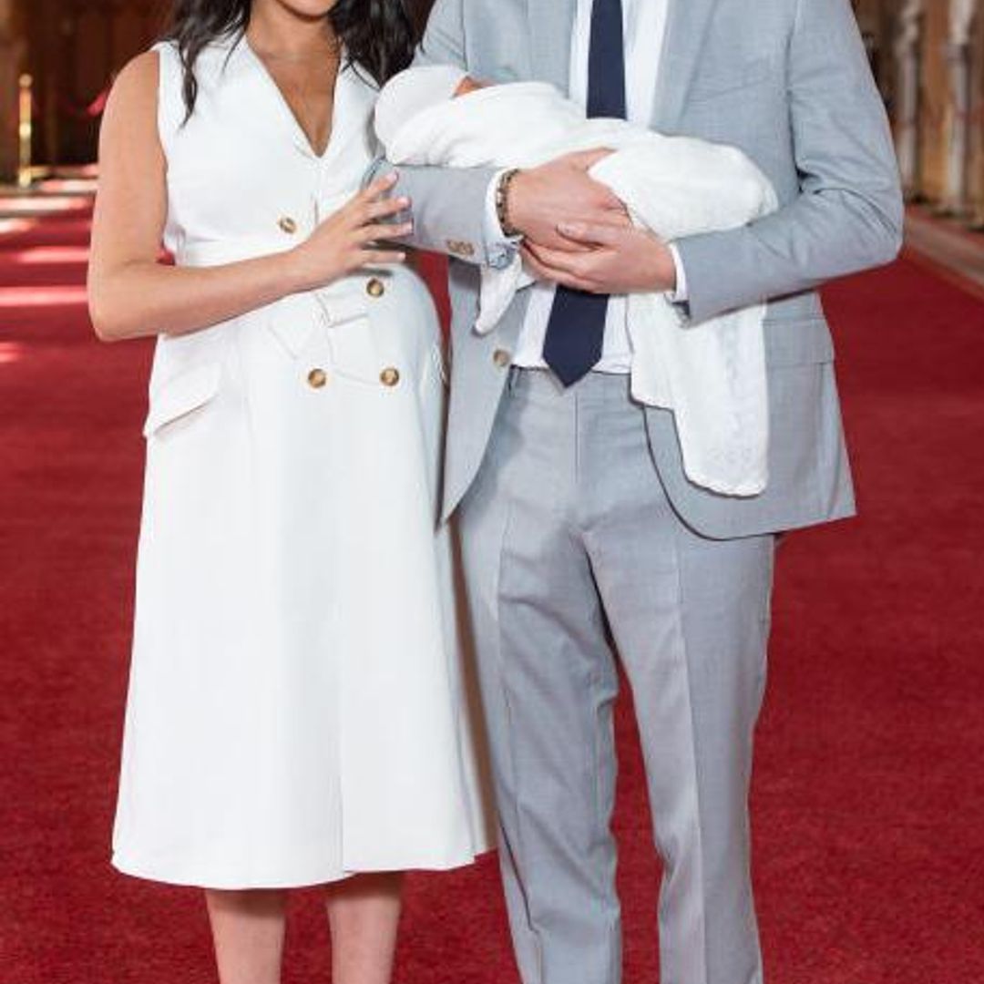 Meghan Markle con vestido gabardina de Grace Wales Bonner
