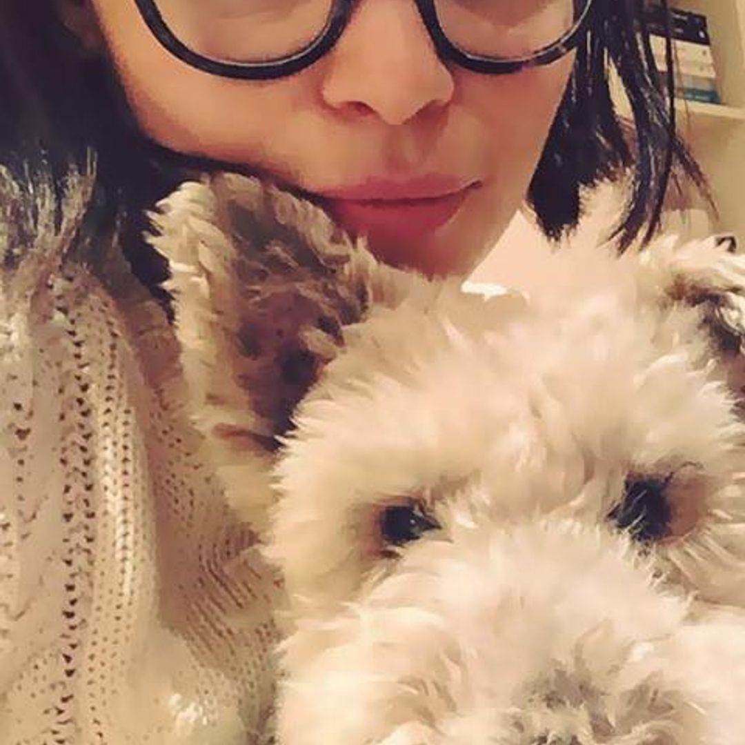 Emilia Clarke con su perrito