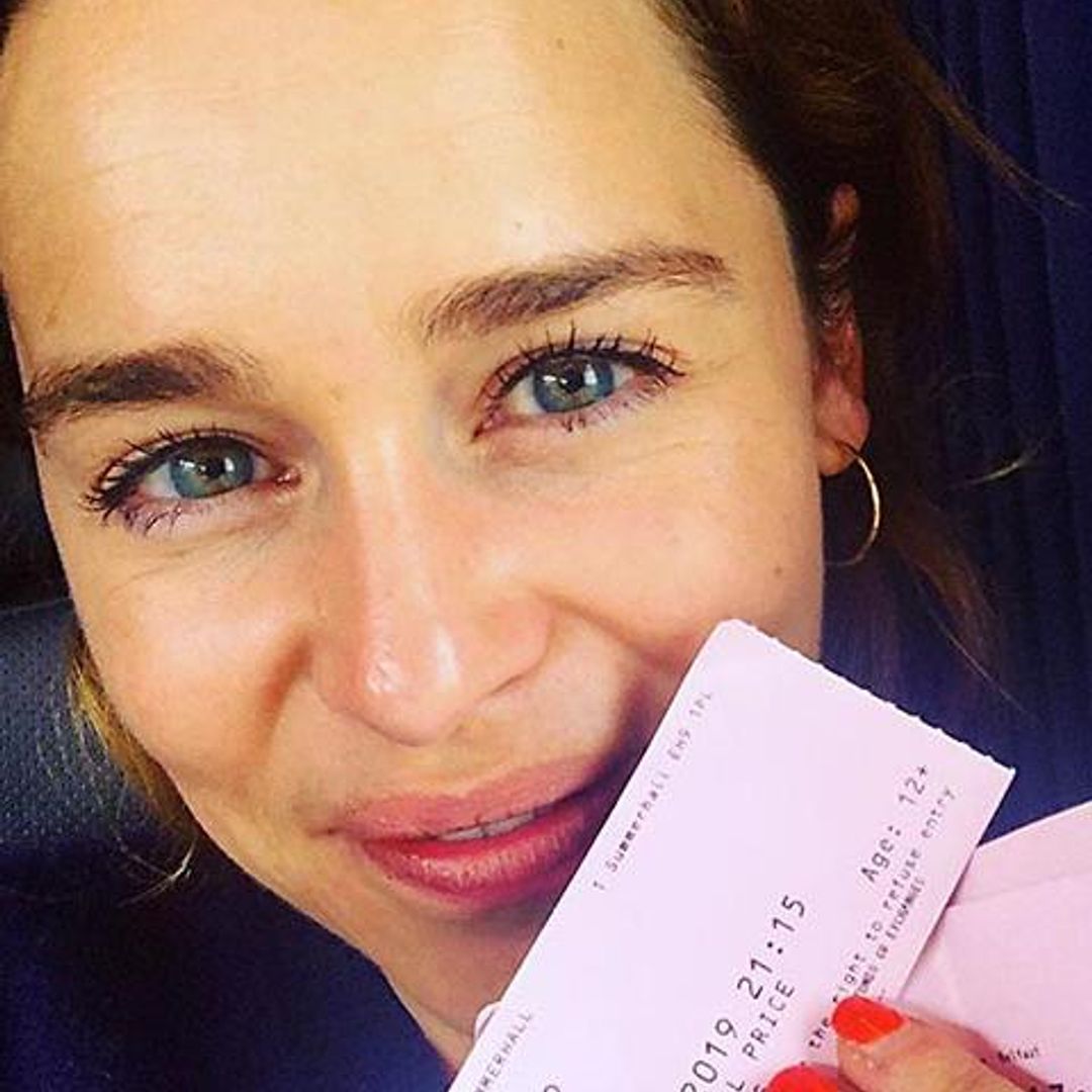 Emilia Clarke con boletos del teatro