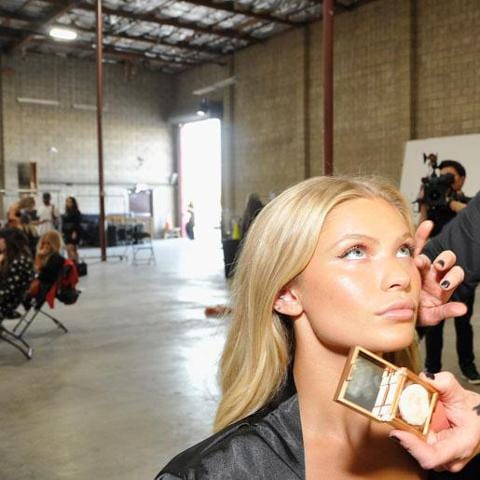 Makeup Artist maquillando a una modelo