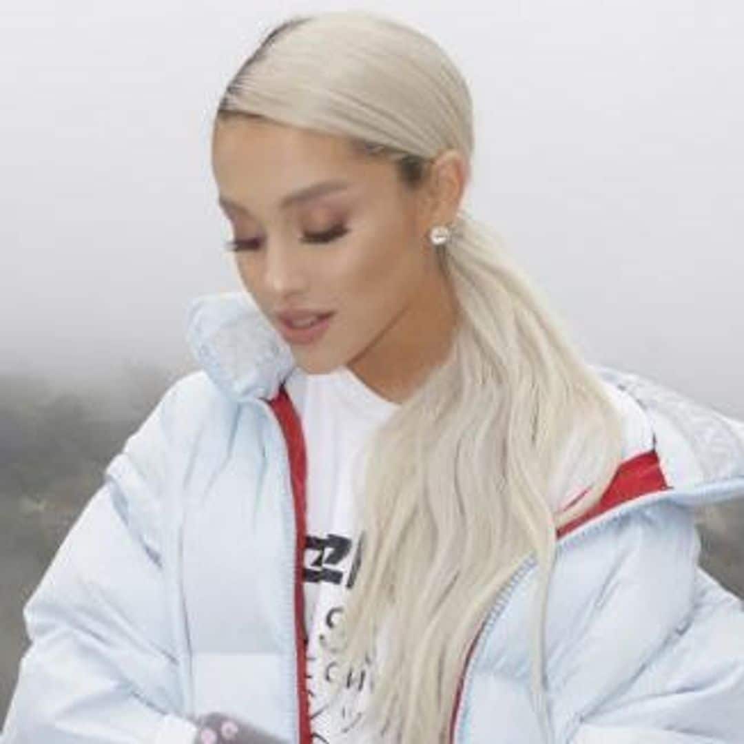 Ariana Grande con cabello platino, cola de caballo baja y pestañas voluminosas