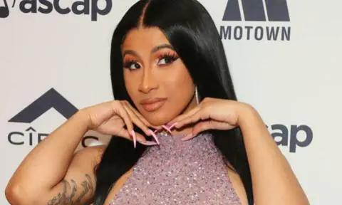 Cardi B con cabello negro, largo y liso con pestañas ultra largas y pobladas