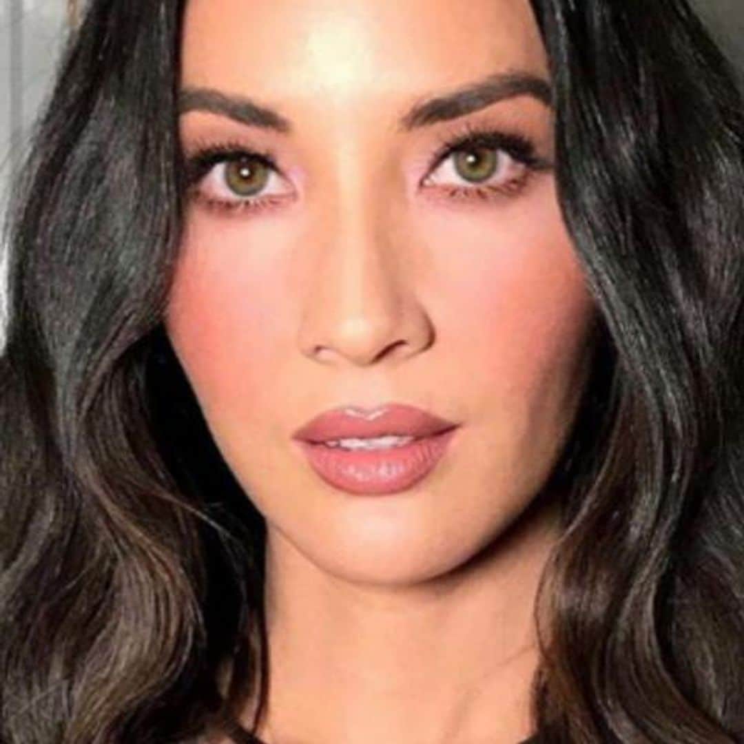 Olivia Munn en close up con cabello suelto con ondas y cutis radiante