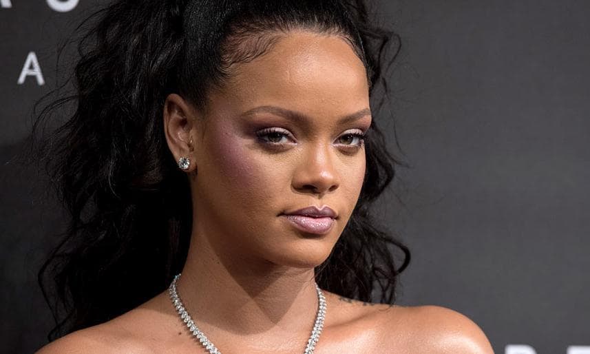 Rihanna con collar de diamantes