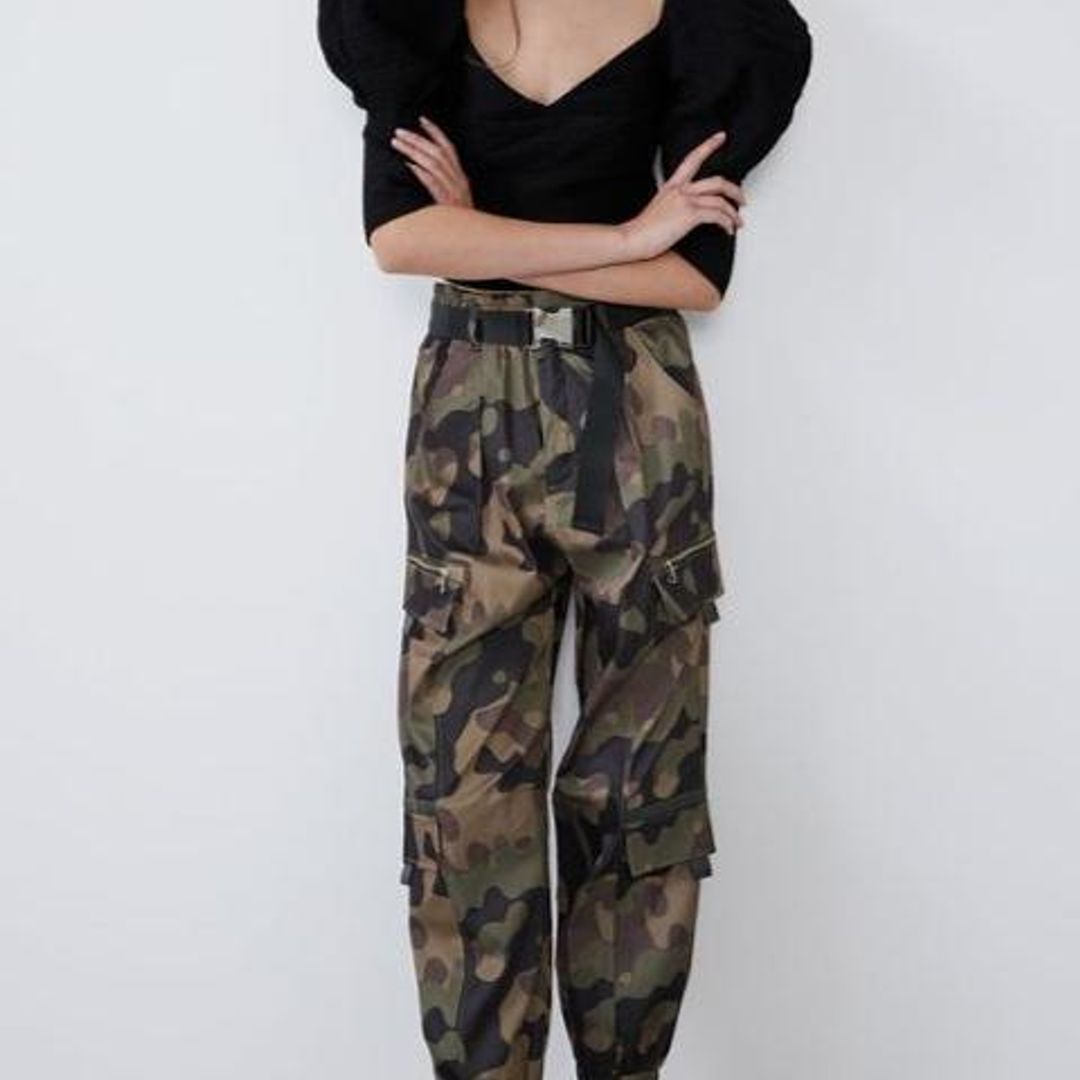 Pantalón con estampado militar de Zara