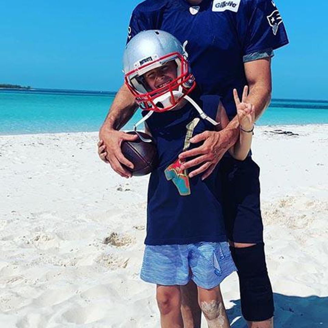 Tom Brady disfrutando de la playa con sus hijos