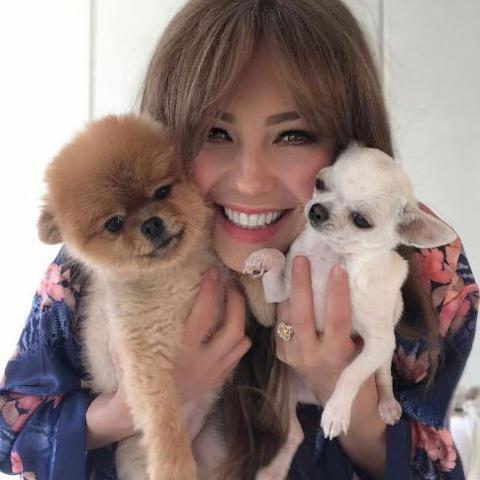 Thalía es una 'mamá' muy consentidora... ¡con sus perros!