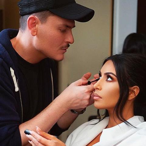 Mario Dedivanovic maquilla a Kim Kardashian