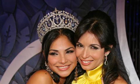 Alejandra Espinoza y Giselle Blondet