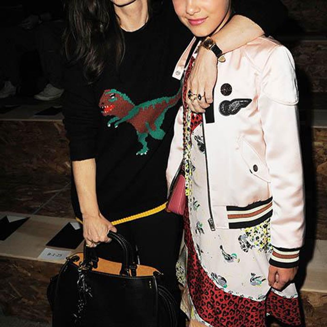 Millie Bobby Brwon junto a Winona Ryder
