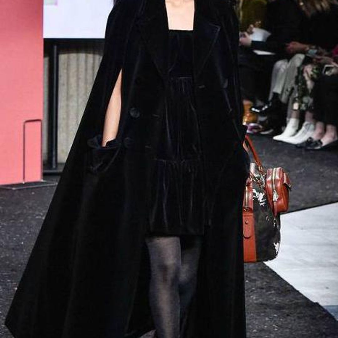 Miu Miu y su propuesta de abrigo y vestido en velvet
