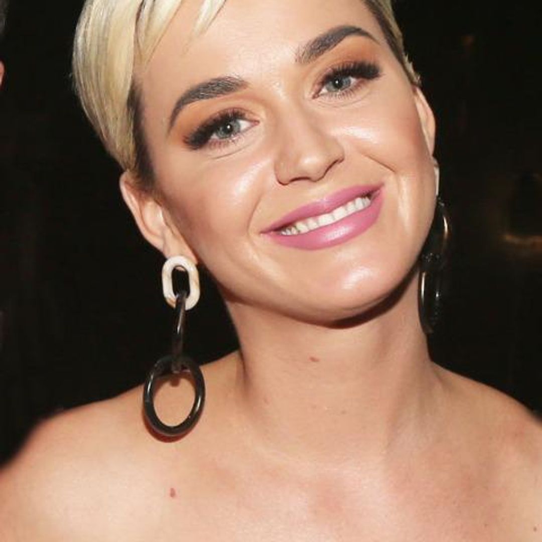 Kate Perry con pelo pixie platinado y vestido negro
