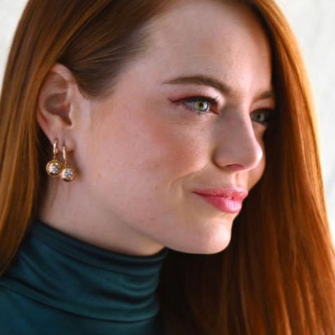 Emma Stone con melena peliroja cobriza y cuello de tortuga verde azulado
