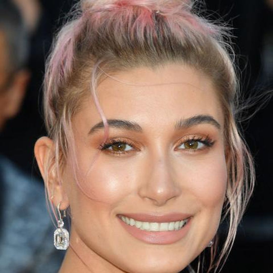 Hailey Baldwin con cabello rosa y americana de cuadros marrón