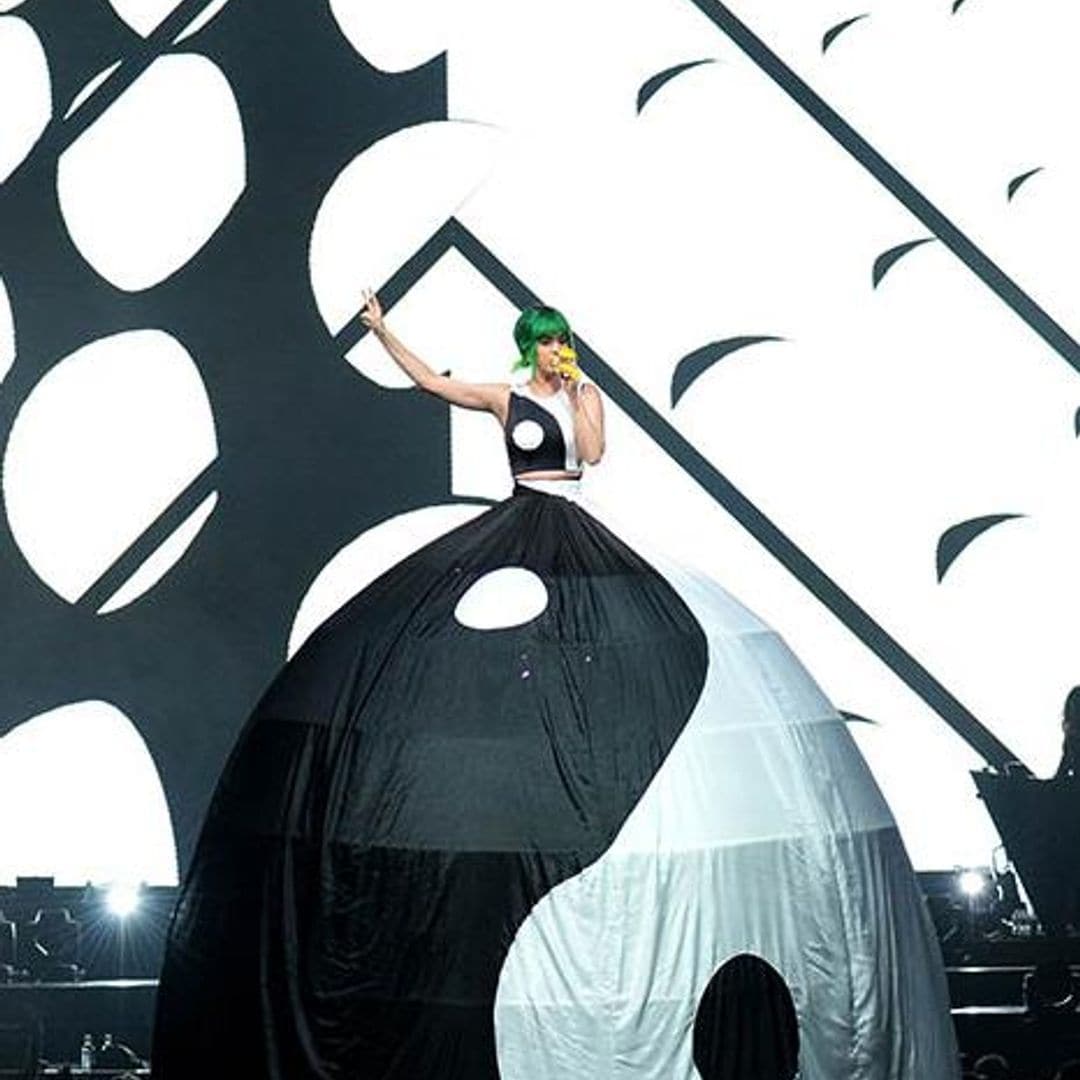 Katy Perry con una enorme falda Yin Yang