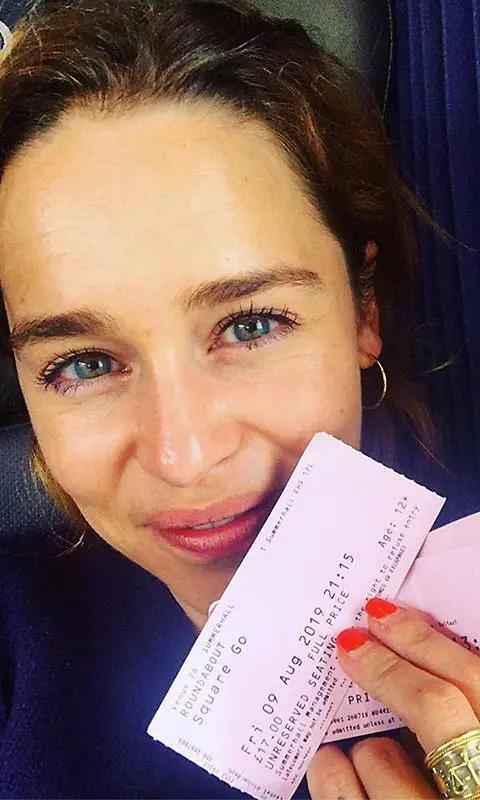 Emilia Clarke con boletos del teatro