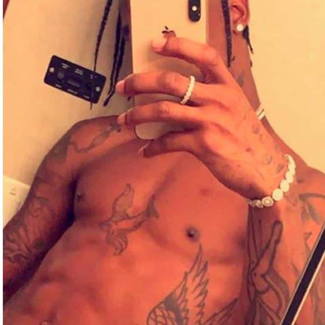 Los tatuajes de Travis Scott en el abdomen y pectorales