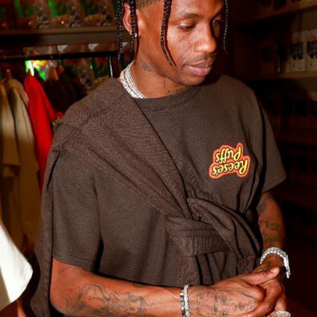 Tatuajes de Travis Scott en su brazo y mano derecha