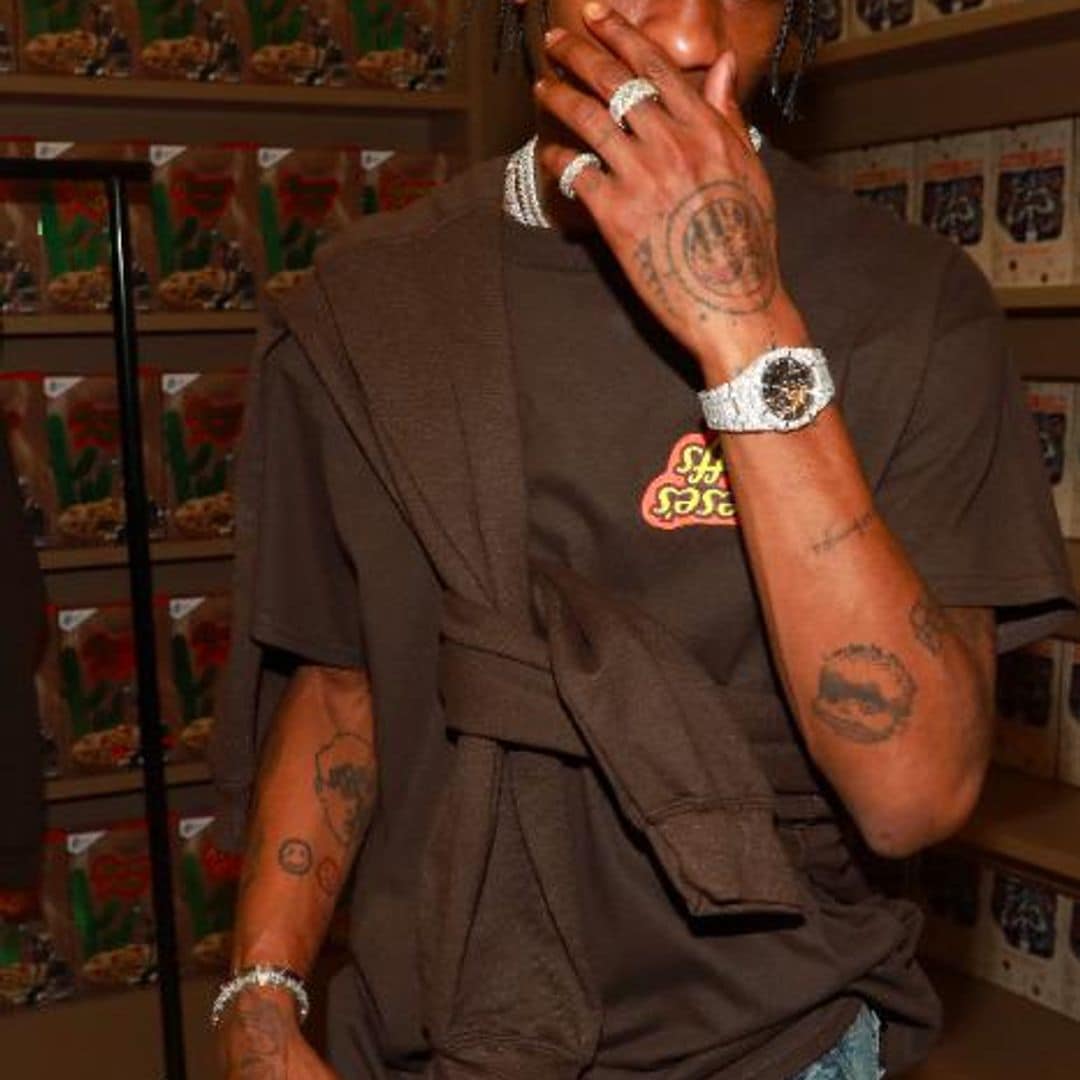 Tatuajes de Travis Scott en la mano y brazo izquierdo