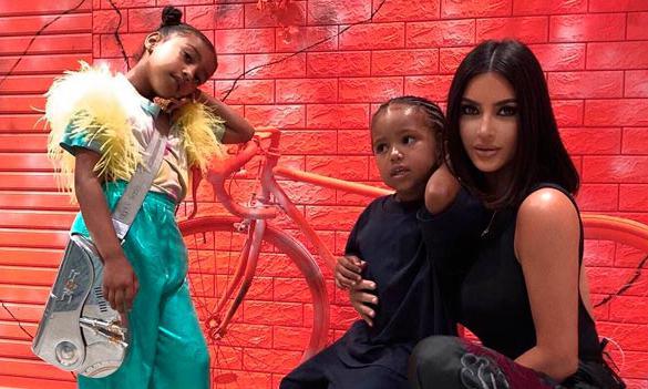 Kim Kardashian con sus hijos en Japón