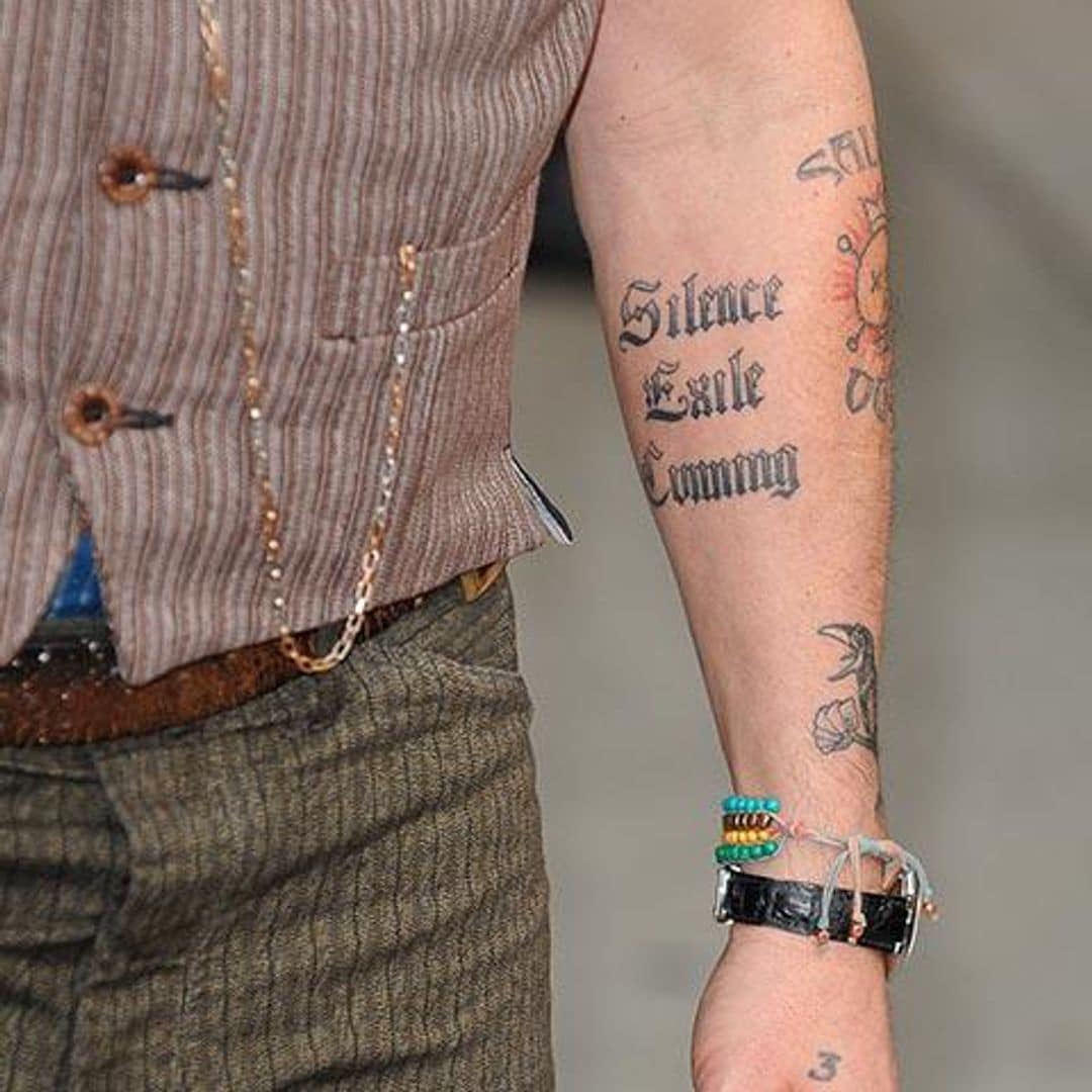 Johnny Depp tatuaje de tres palabras