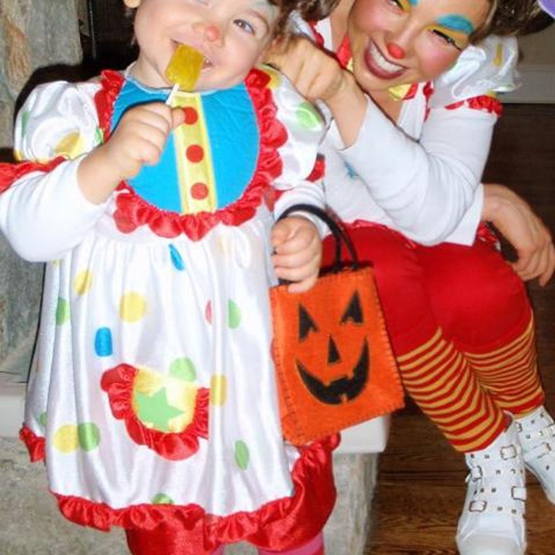 Sabrina es la más feliz pidiendo dulces en Halloween