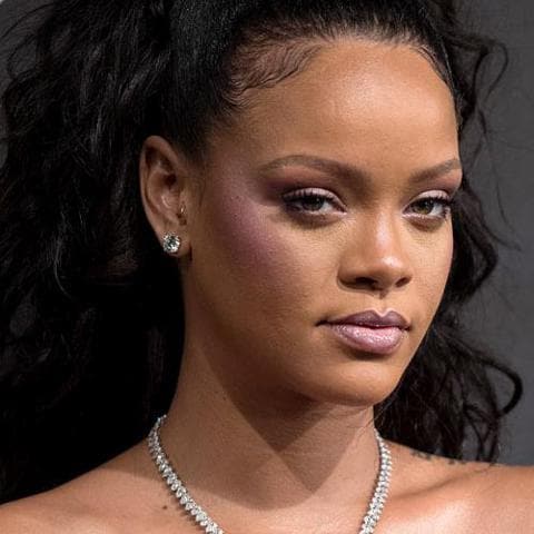 Rihanna con collar de diamantes