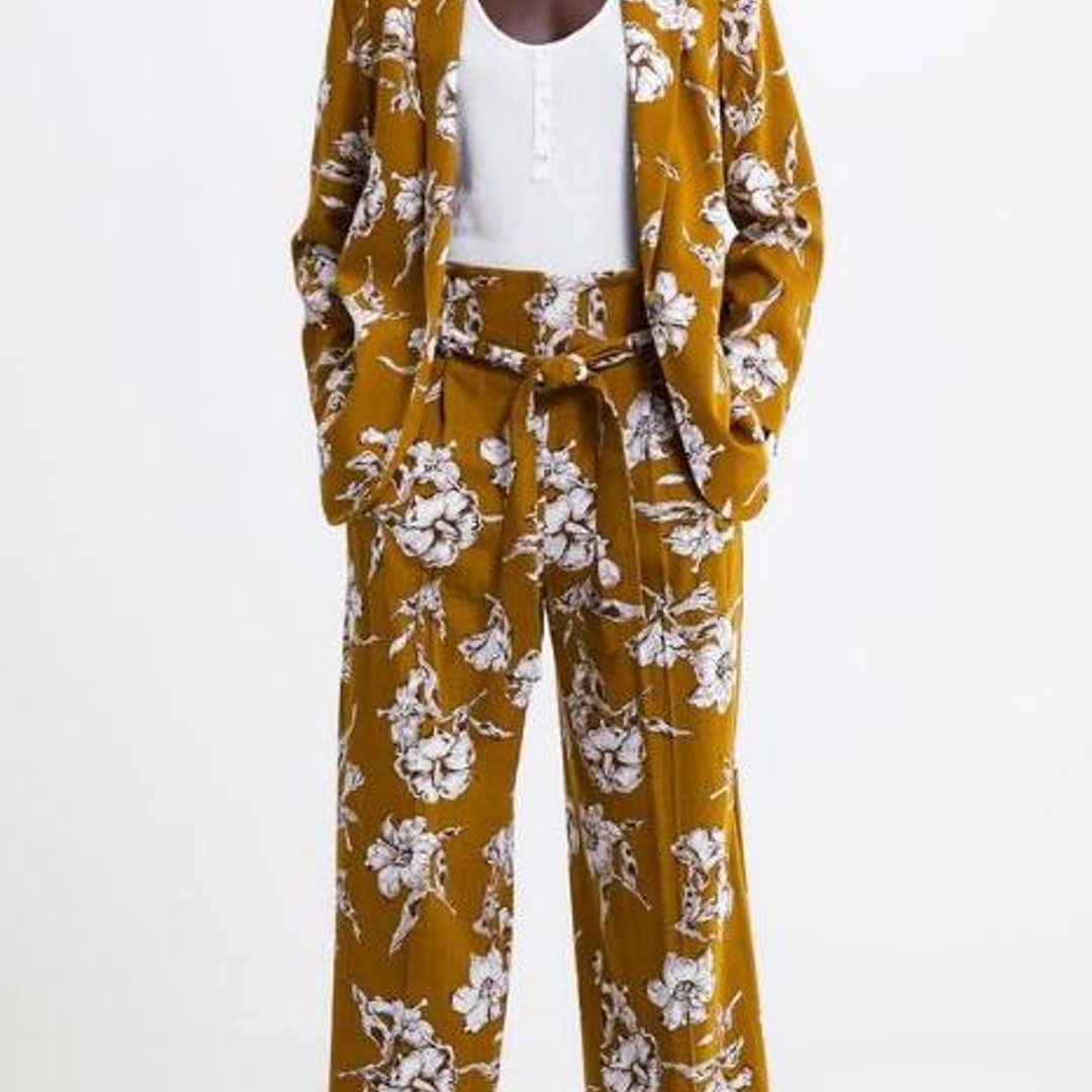 Traje de flores mostaza de Zara