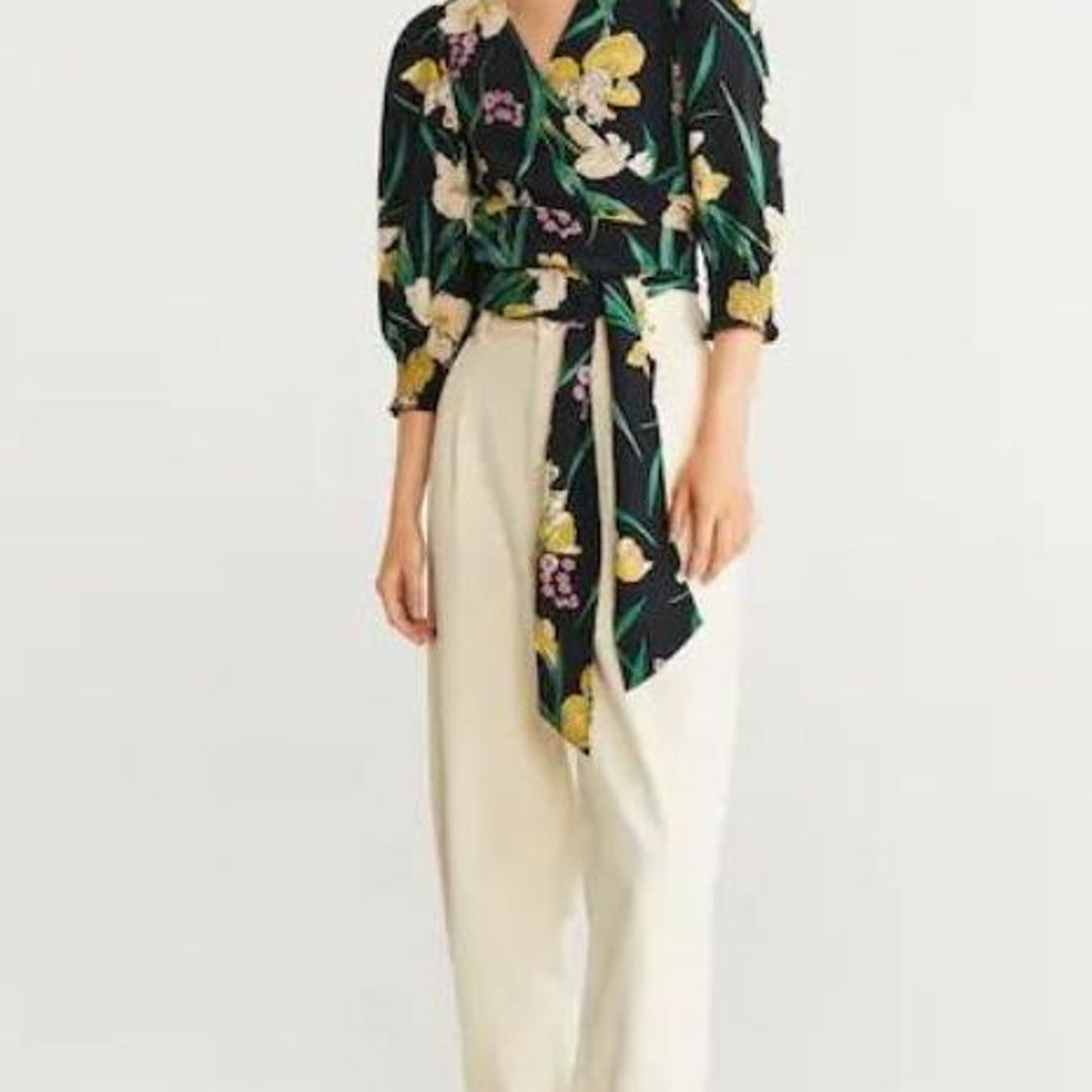Camisa de flores con fondo negro de Mango