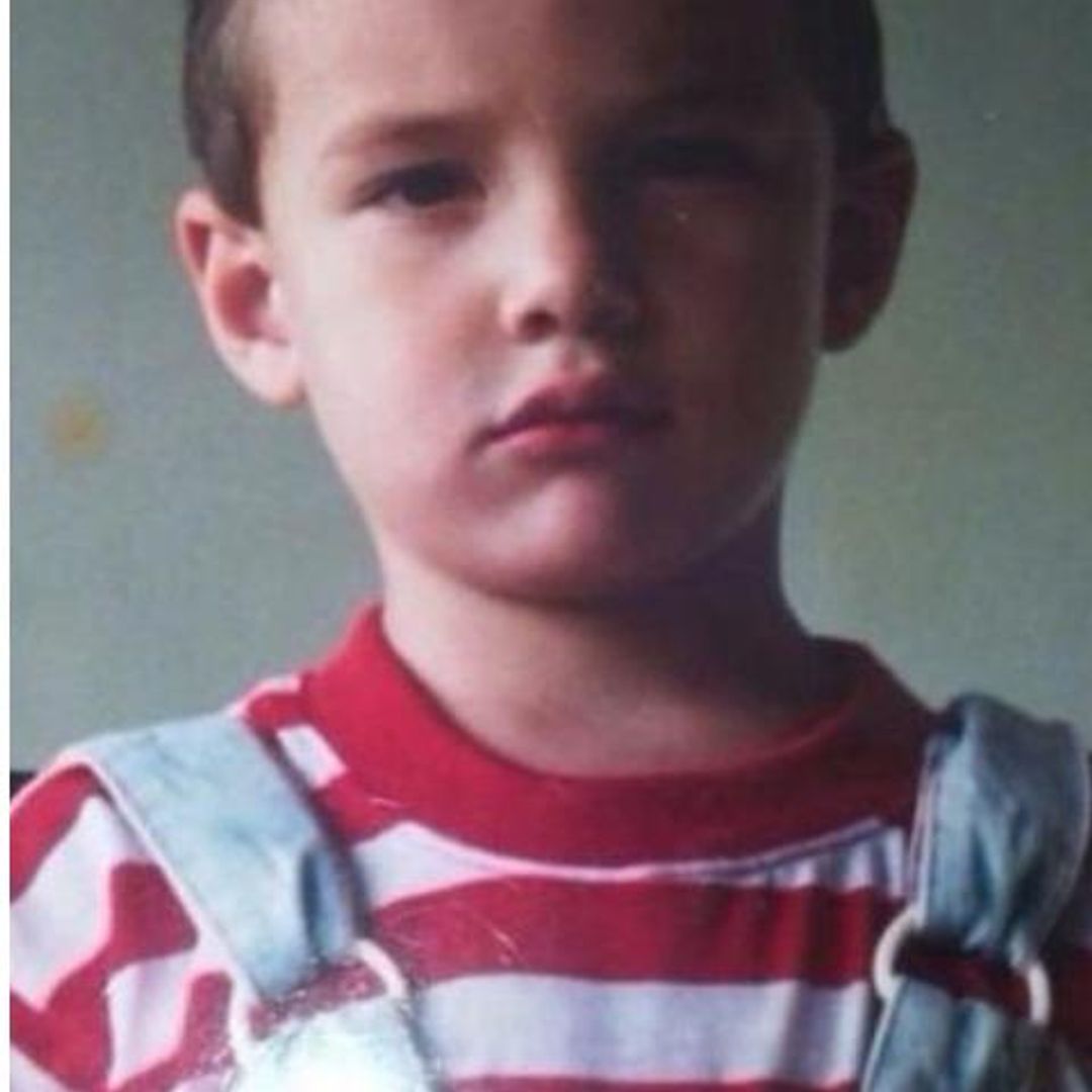 ¿Quién es este niño de camisa en rayas?
