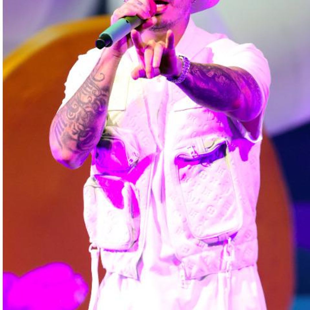 El niño de la camisa rayada es J Balvin