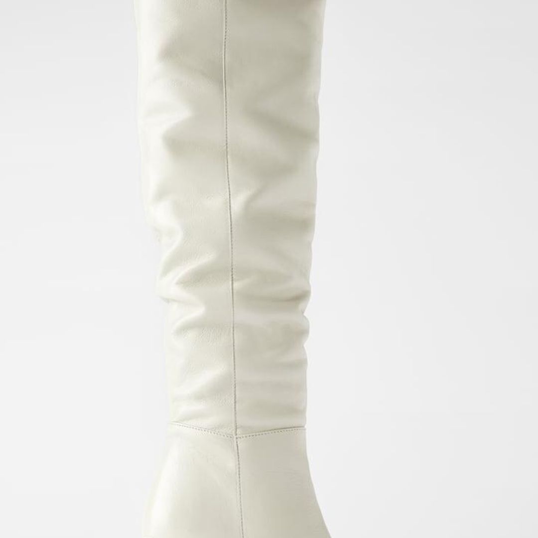 Las botas altas y blancas, el 'must' de esta temporada