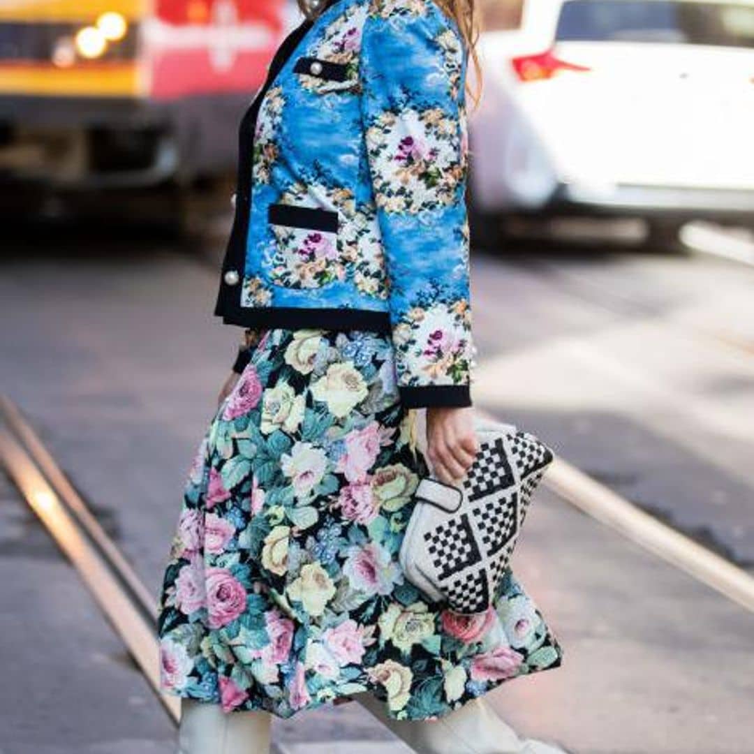 Outfit de falda con botas blancas