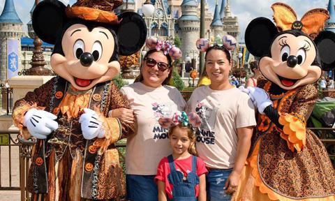 Adamari López y su hija en Disney