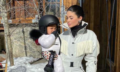 Kylie Jenner, Stormi Webster snowboarding