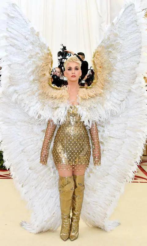 Katy Perry con vestido de ángel de Versace en la Met Gala 2018