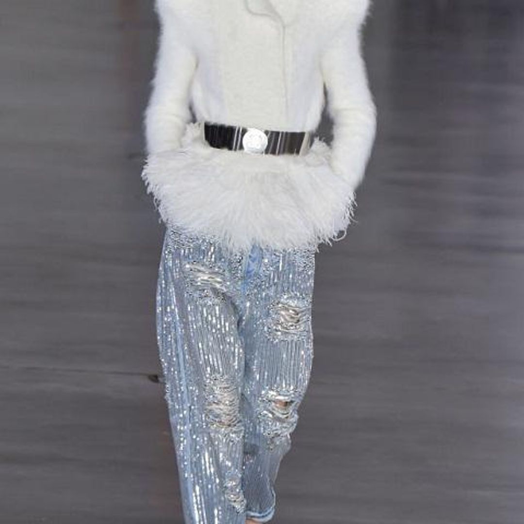Balmain combinó sus looks con cinturones metalizados