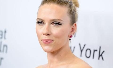 La actriz Scarlett Johansson con su maquillaje inspirado en los años sesenta nos hace retroceder a esa recordada época