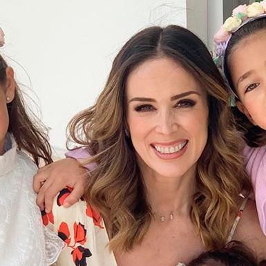 Jacqueline Bracamontes y sus tres hijas mayores