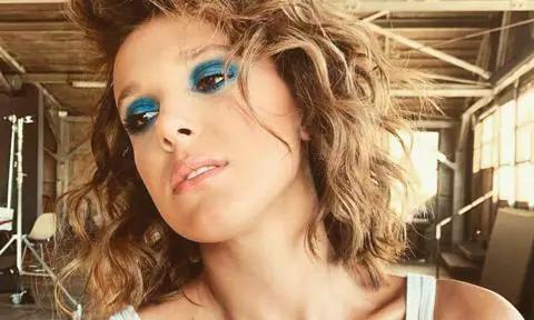 Millie Bobby Brown eyeshadow azul