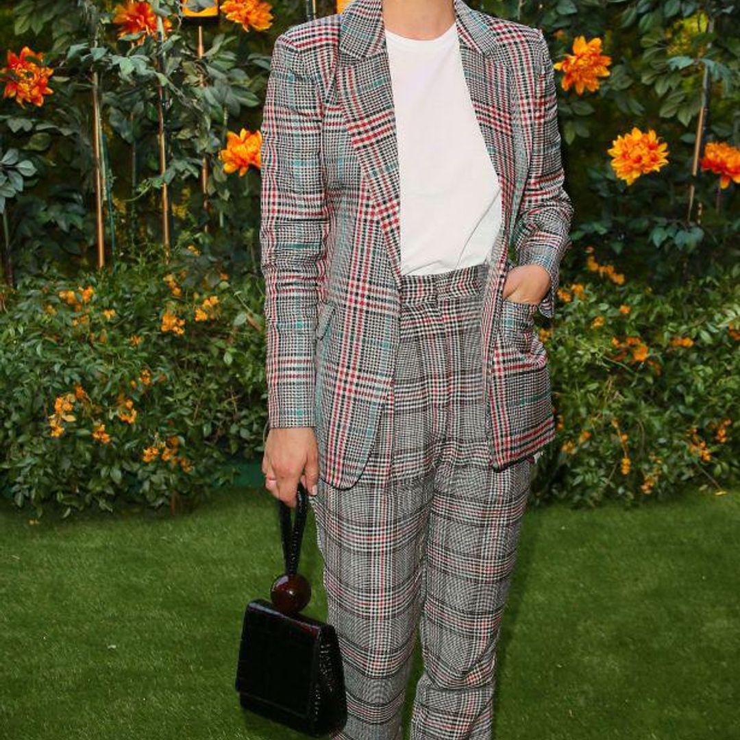 Kaley Cuoco combina su traje con una t-shirt básica