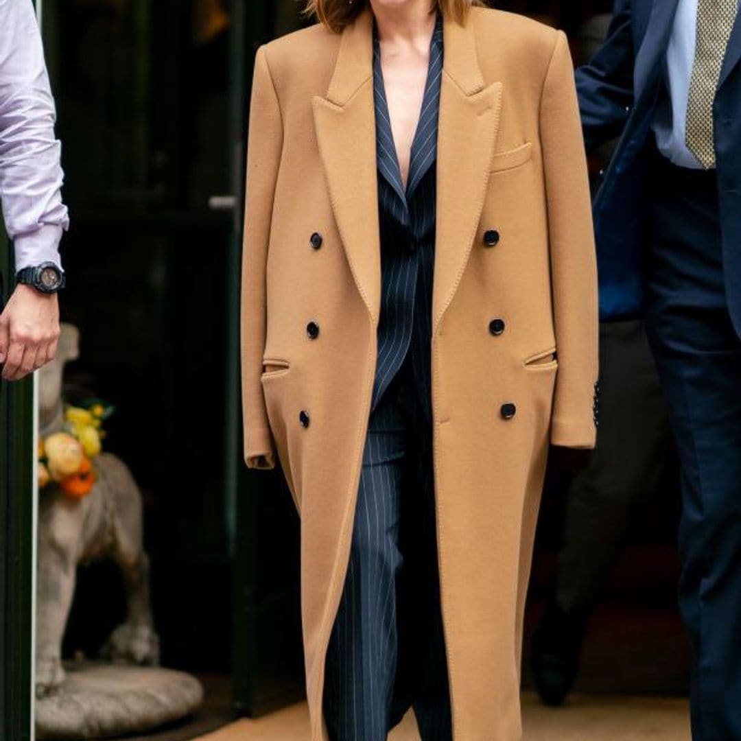 Emilia Clarke eligió un clásico traje a rayas para asistir a The Tonight Show Starring Jimmy Fallon n