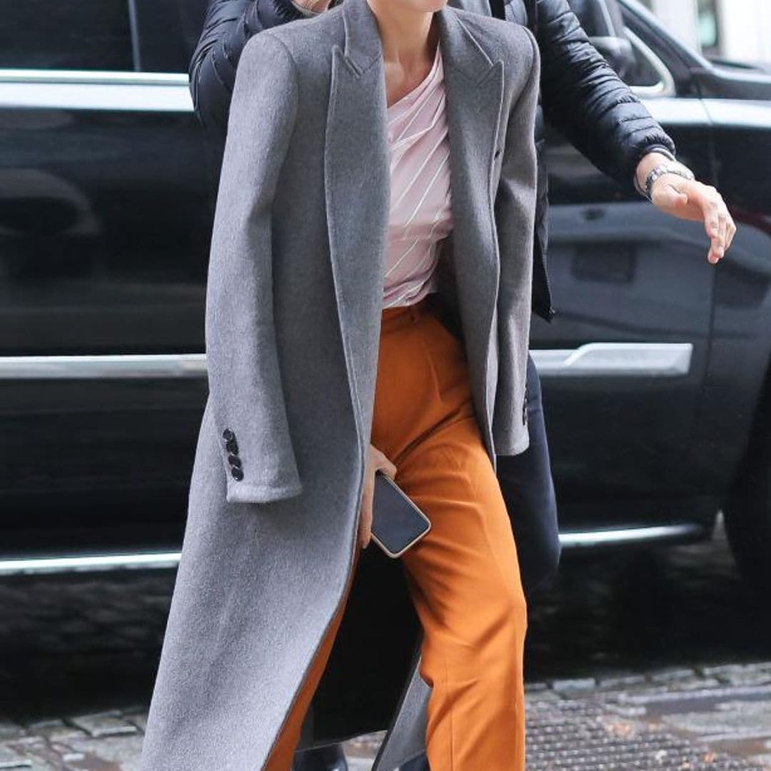 Emilia Clark eligió un long coat y pantalones slouchyn
