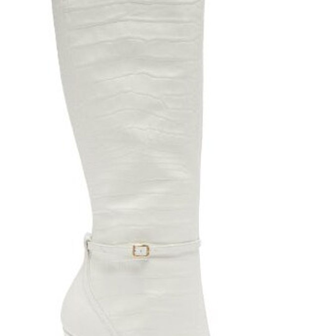Over the knee boots de Malone Souliers + Roksanda, croc effect, blancas y con hebilla