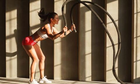 Mujer realiza ejercicio cuerda crossfit