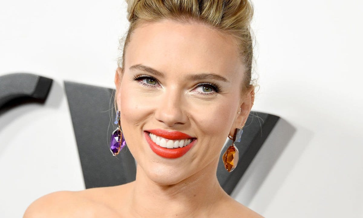 Scarlett Johansson con labios rojos y maquillaje de colores