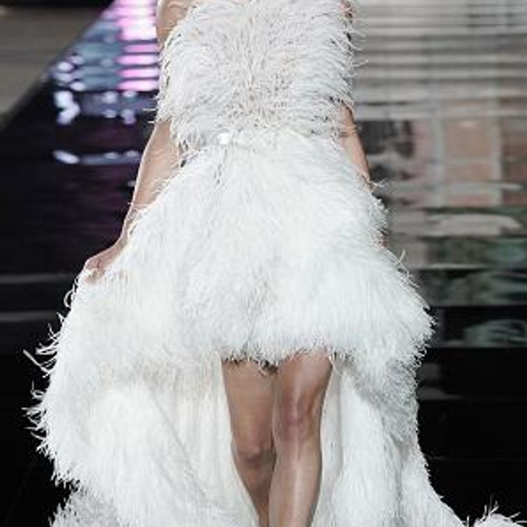 Modelo desfila pasarela Oscar de la Renta vestido de novia