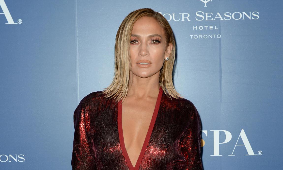 Jennifer Lopez revela cual es su esmalte de uñas favorito