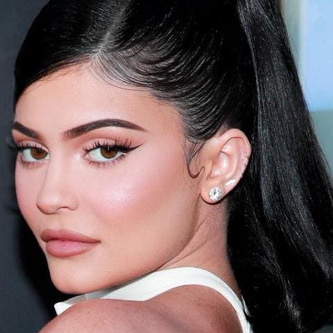 Kylie Jenner con cabello morado y maquillaje de impacto