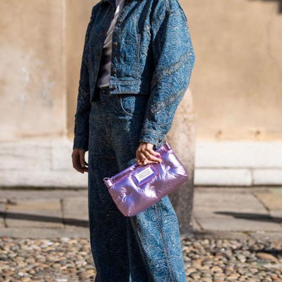 Look de street style de doble denim con jacket y pantalones anchos